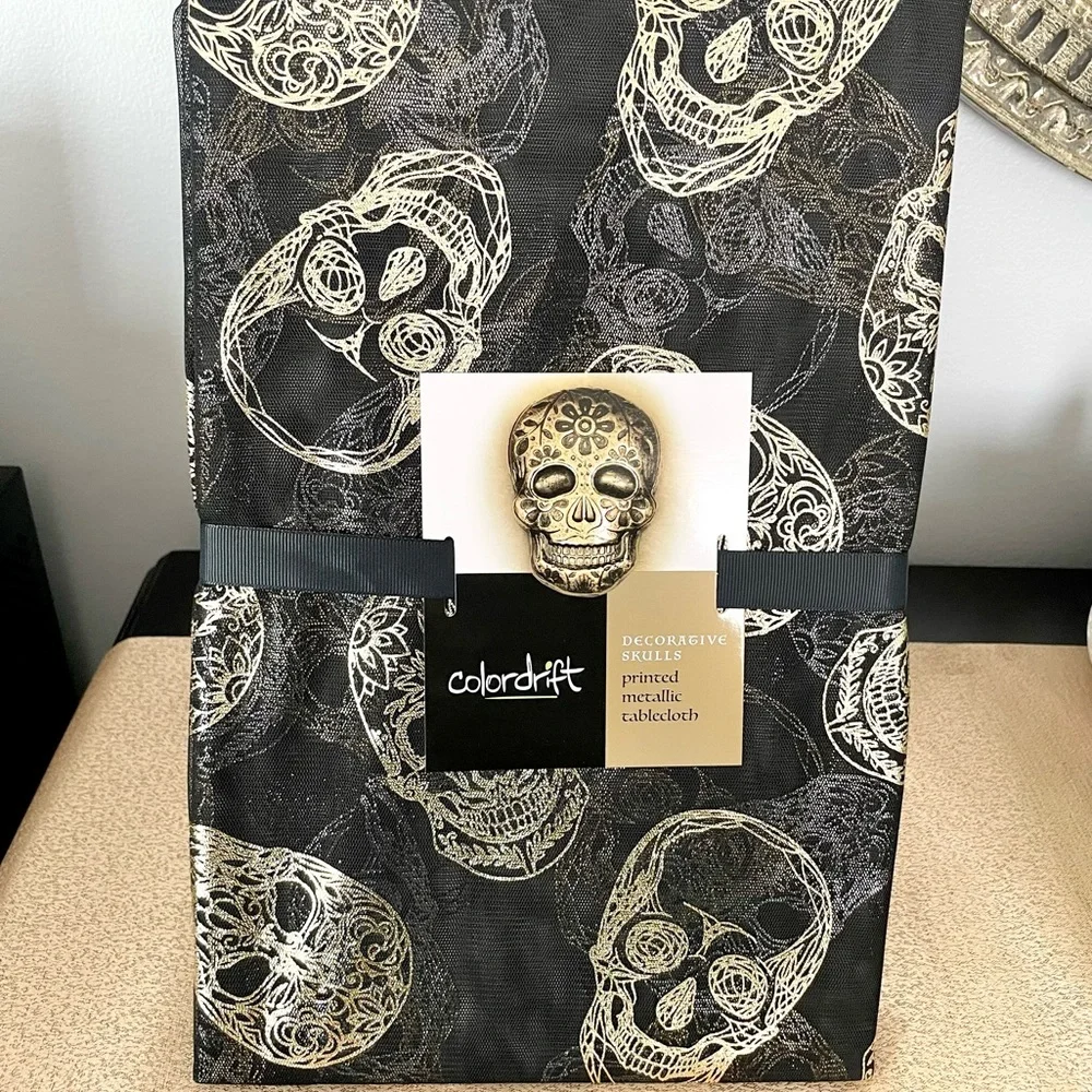 🆕Sheer Gold/Silver Metallic Printed Skulls Reversible Tablecloth